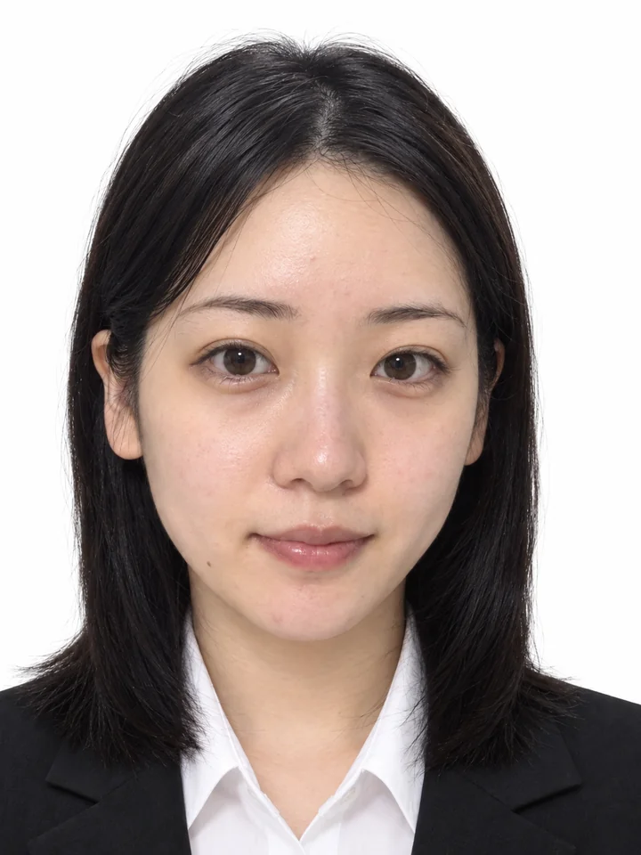 同じ自撮りから美肌で作成した証明写真。ニキビと赤み、テカリが目立たない