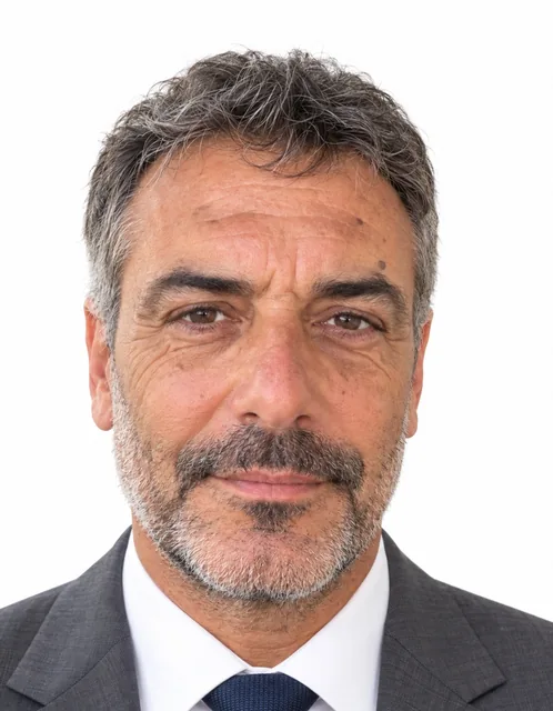 Example of a 35×45 mm photo: a man in a gray suit and tie on a white background